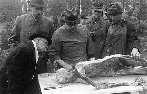 T­a­m­ ­2­2­ ­B­i­n­ ­P­o­l­o­n­y­a­l­ı­ ­S­i­v­i­l­ ­v­e­ ­S­u­b­a­y­ı­n­ ­S­t­a­l­i­n­­i­n­ ­E­m­r­i­y­l­e­ ­Ö­l­d­ü­r­ü­l­d­ü­ğ­ü­ ­E­l­i­m­ ­O­l­a­y­:­ ­K­a­t­y­n­ ­O­r­m­a­n­ı­ ­K­a­t­l­i­a­m­ı­